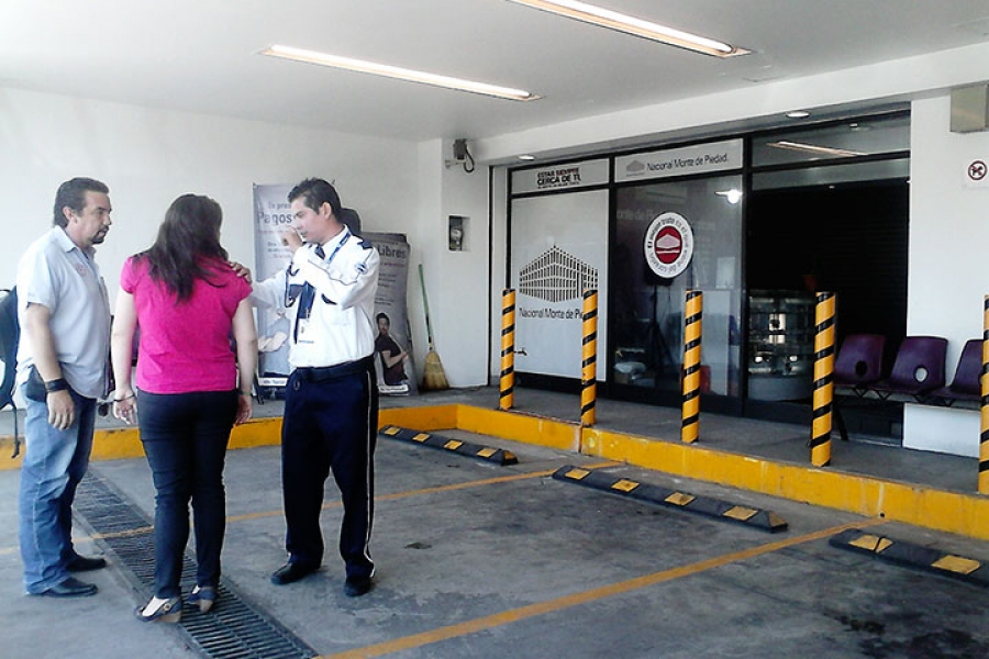 Pretendían robar una casa de empeños, pero la alarma los asustó