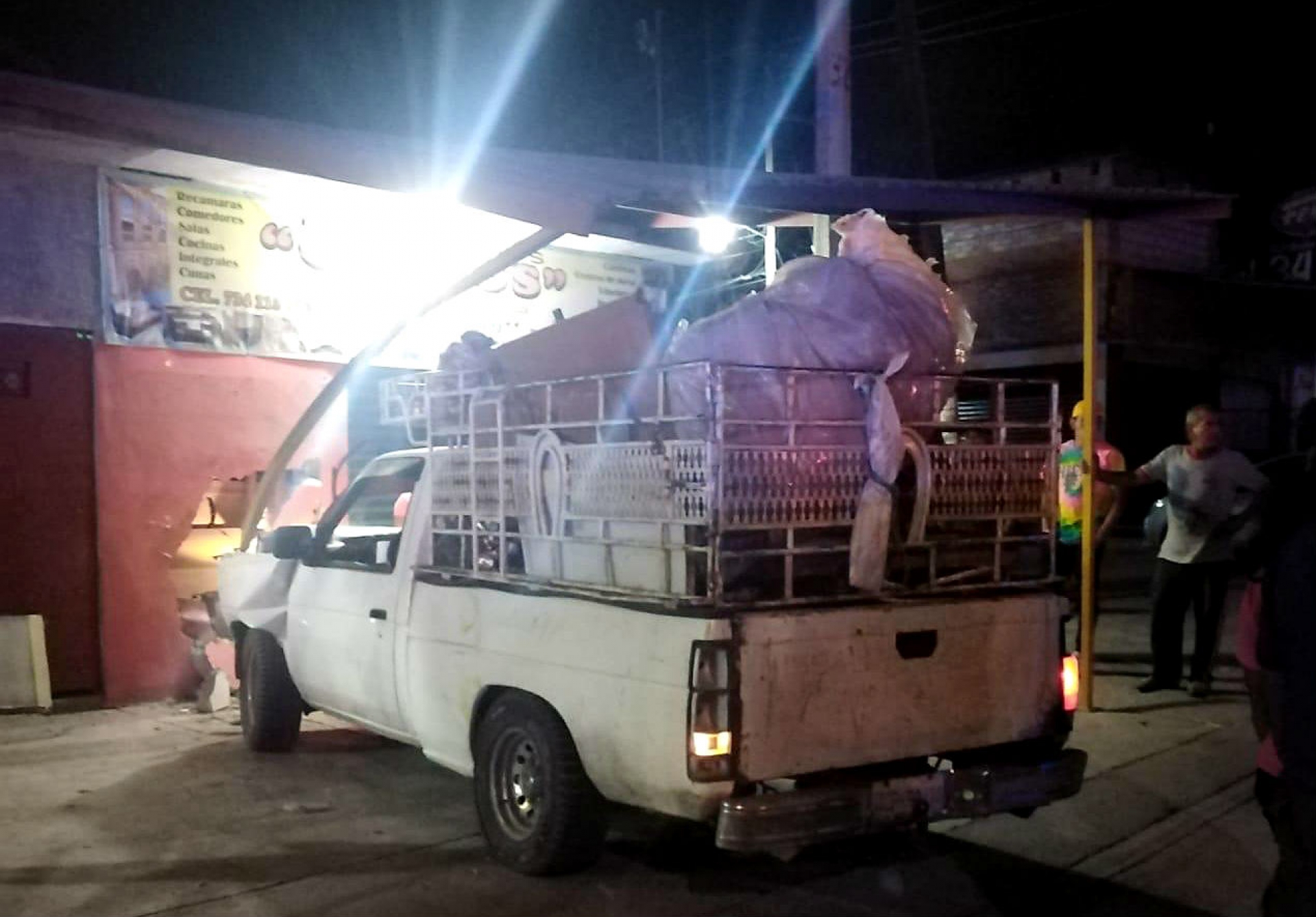 Movilización policial tras suscitarse accidente vial en Galeana, en Zacatepec