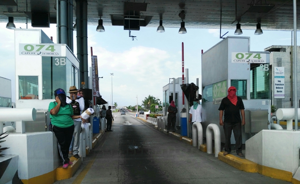 Por más de dos horas maestros de la zona sur “liberaron” la caseta de Ahuehuetzingo en Puente de Ixtla