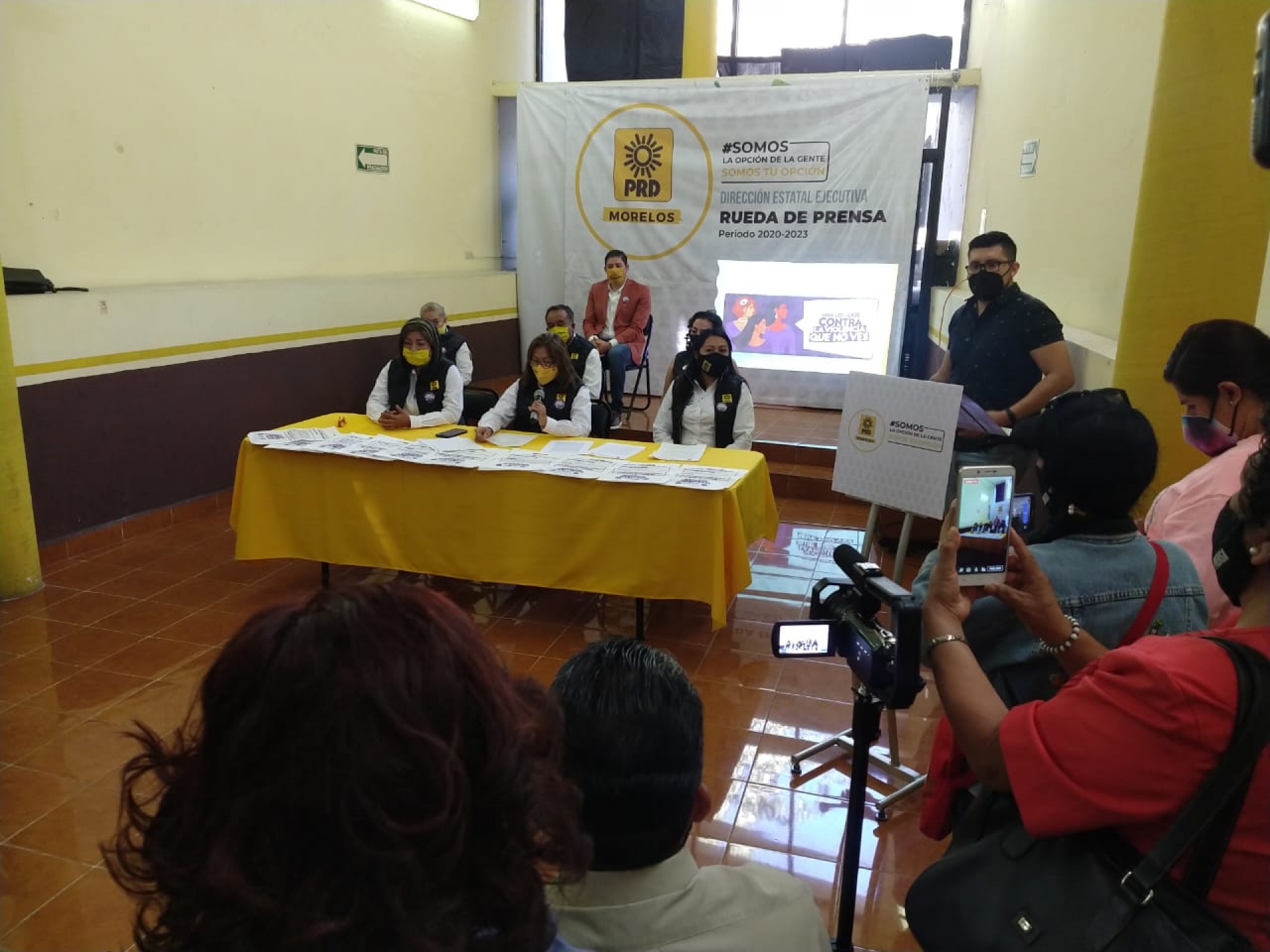 Confirma PRD que ha tenido acercamientos con PRI y MC
