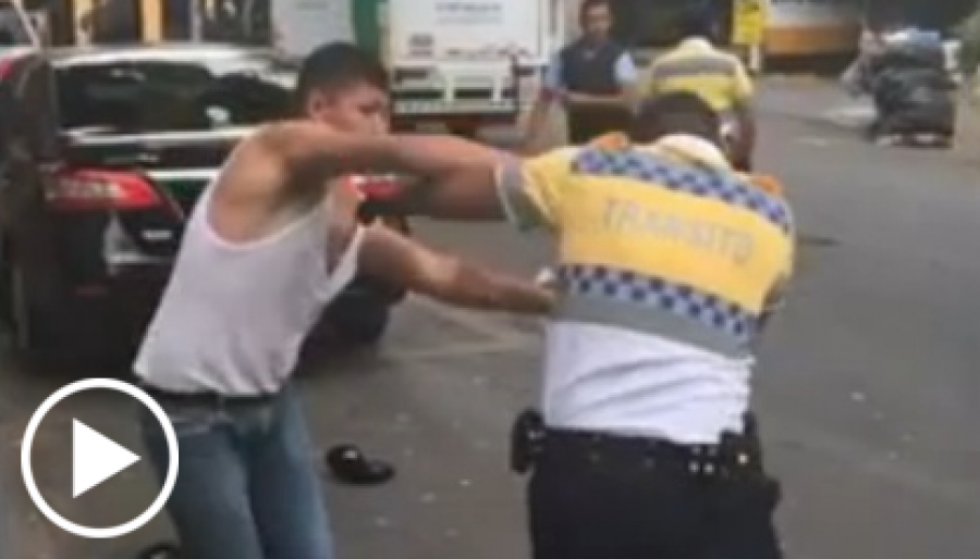 Pelea entre un camionero y dos policías por una multa en la Ciudad México