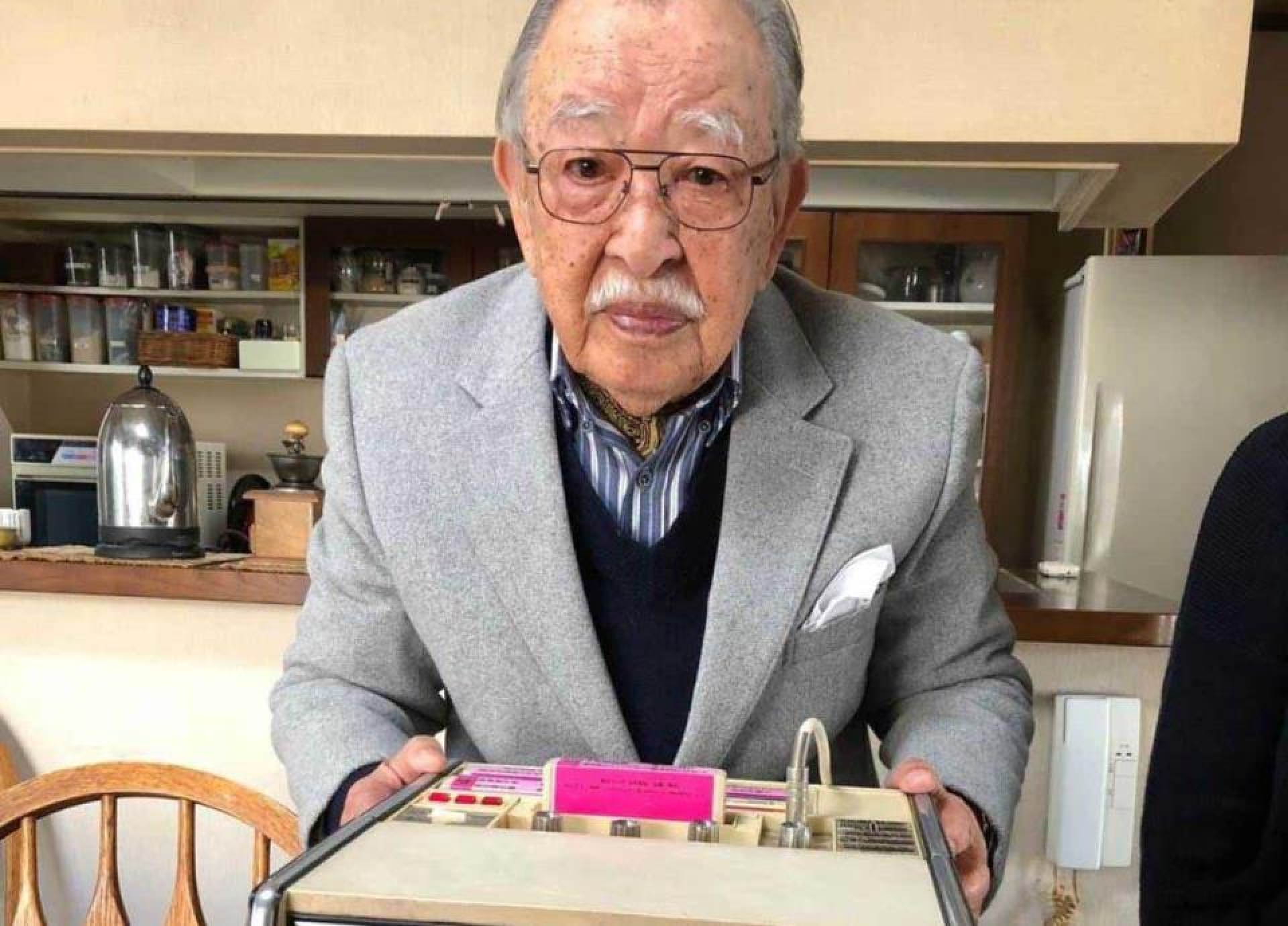 Muere a los 100 años Shigeichi Negishi, el inventor del karaoke