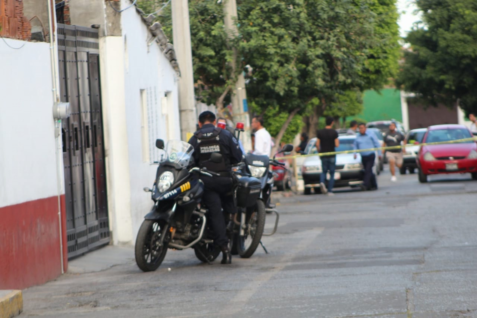 Hieren a tiros a radio operadora y encargado de radio taxi, en la colonia Satélite
