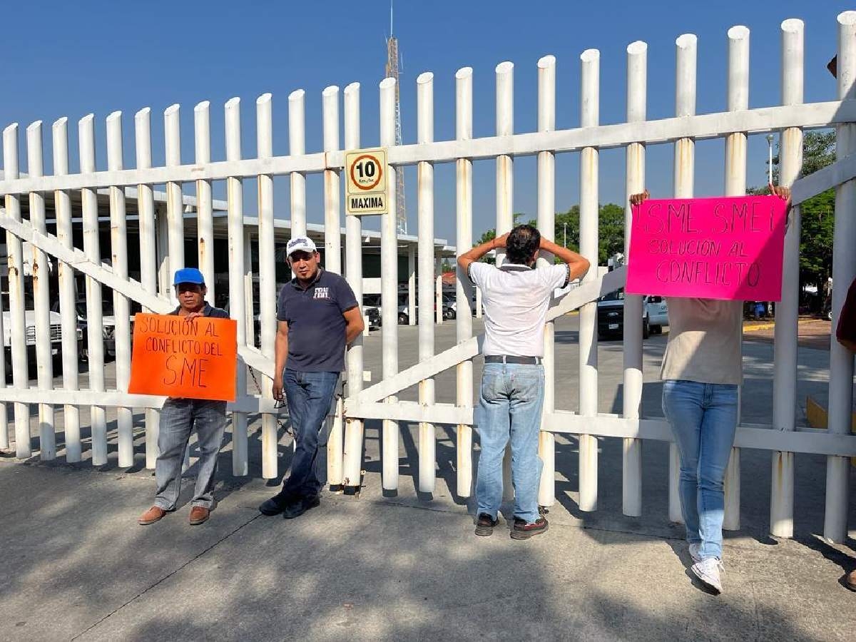 Usuarios de CFE y extrabajadores de CLyF realizaron protestas