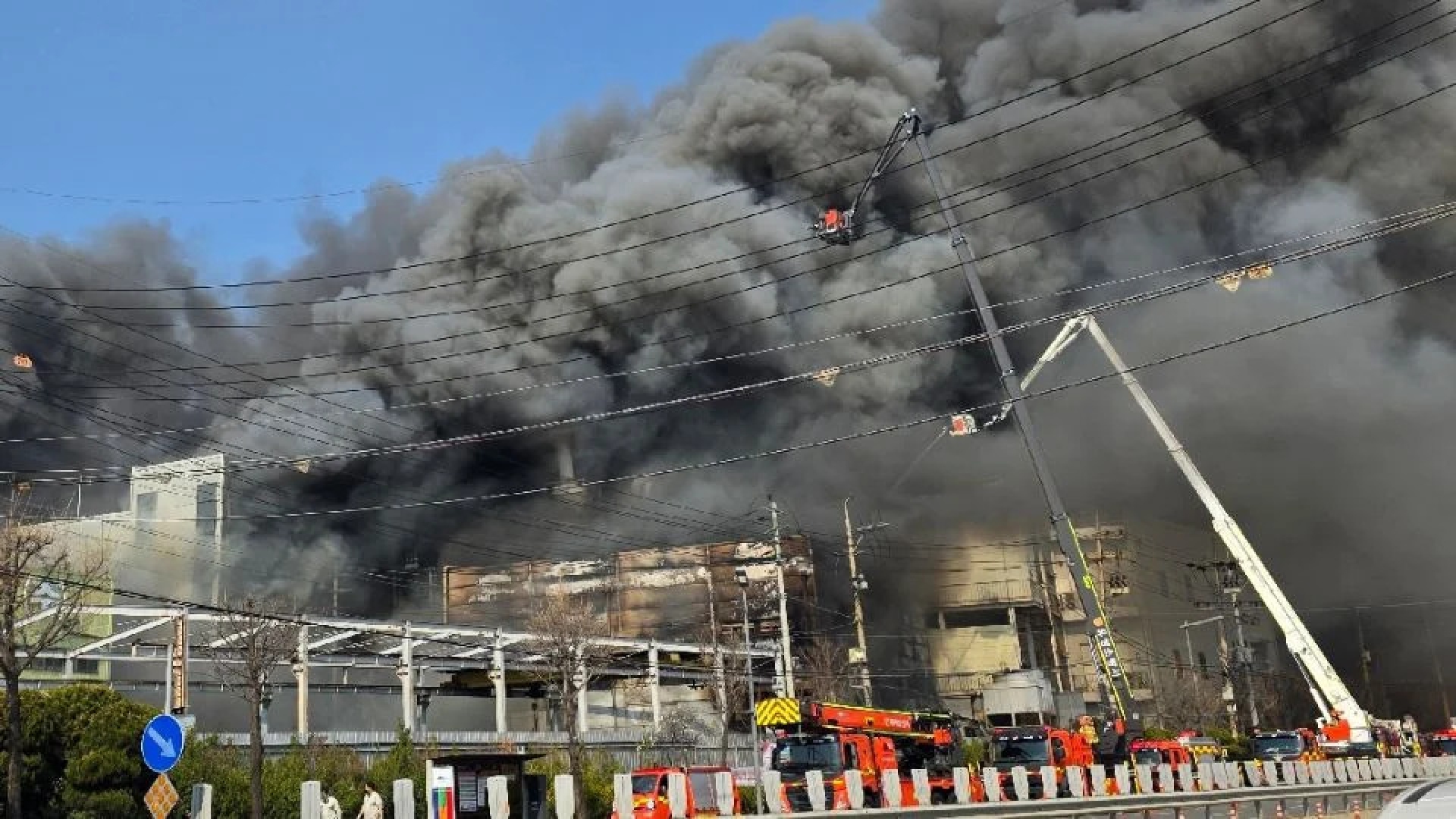 Explosión e incendio en fábrica de Corea del Sur deja al menos 14 muertos