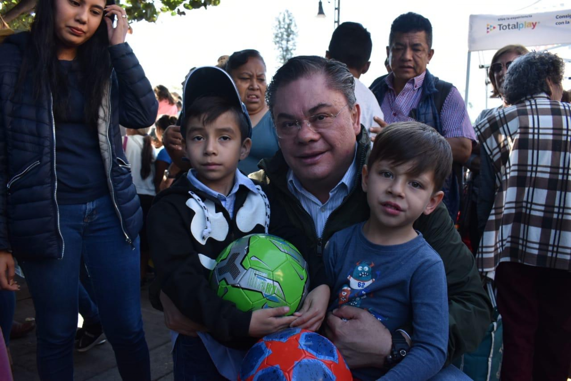 Festeja Ayuntamiento de Jiutepec a niñas y niños en el Día de Reyes Magos