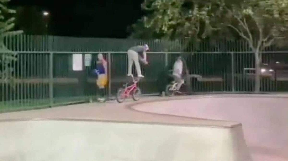 Sorprendente conducción de ciclista se apodera de las redes