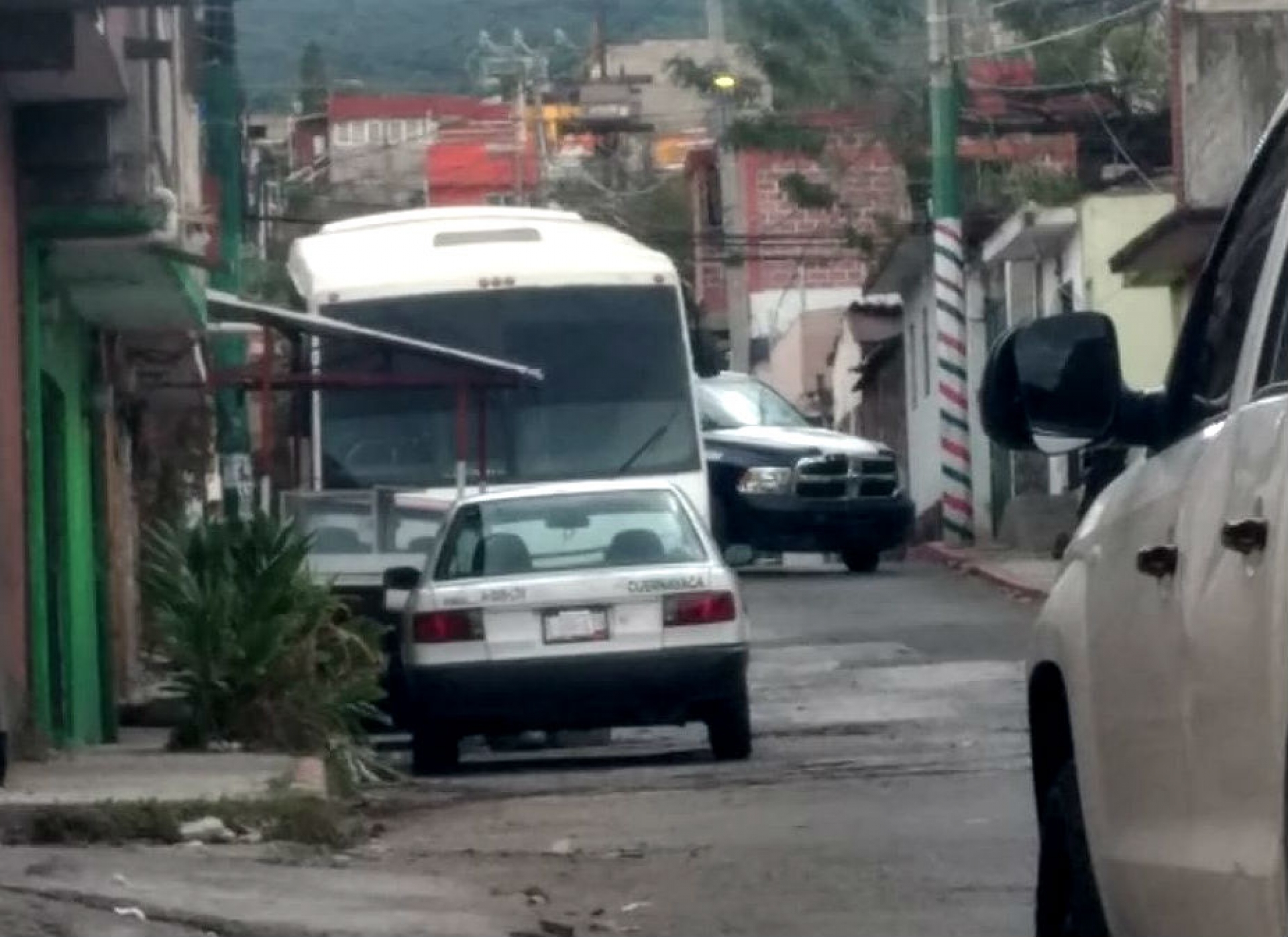 Hallan sin vida a un hombre en el interior de un taxi, en Chamilpa
