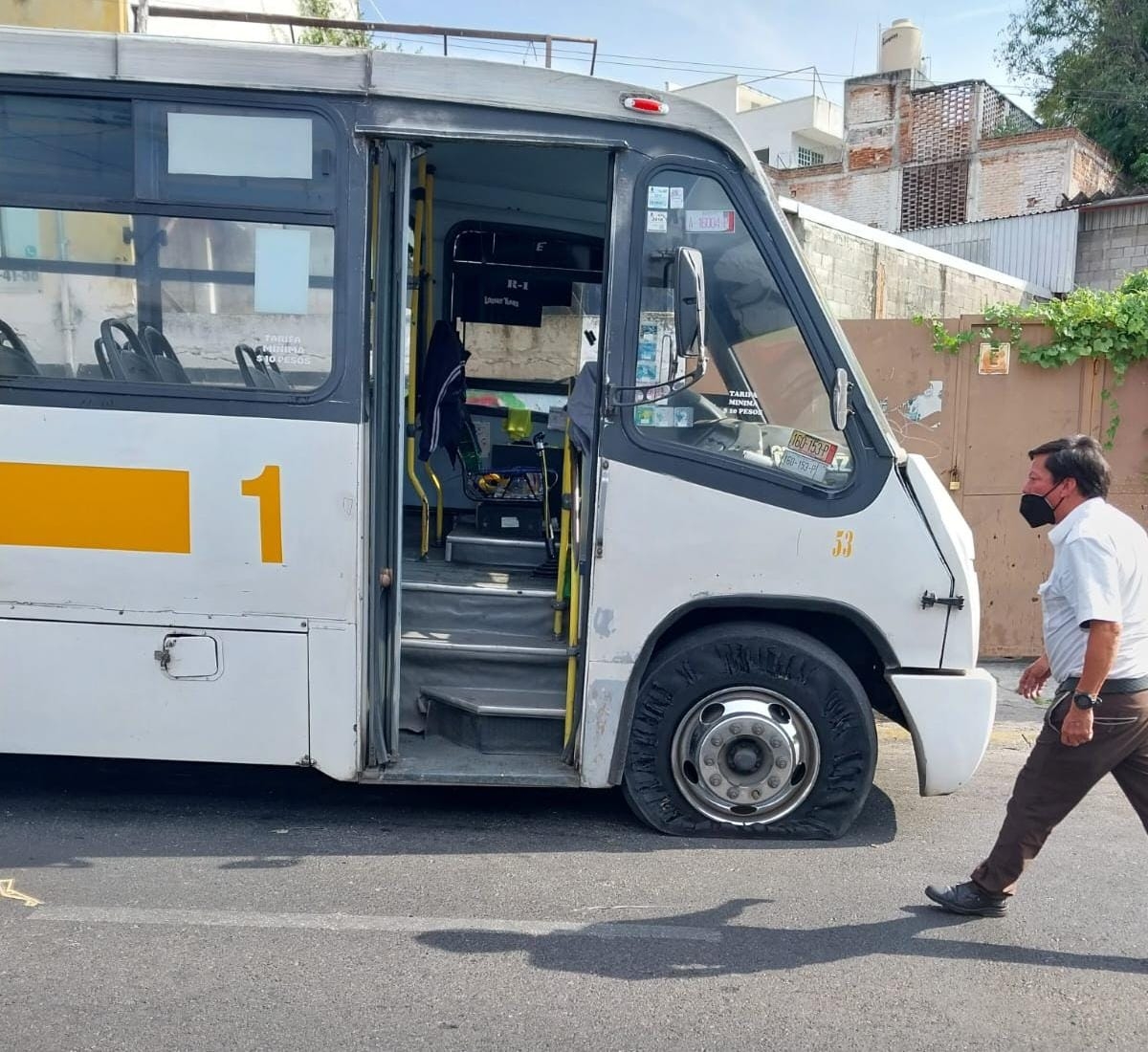Denuncian que conductor de Ruta 1 transitaba con una llanta ponchada