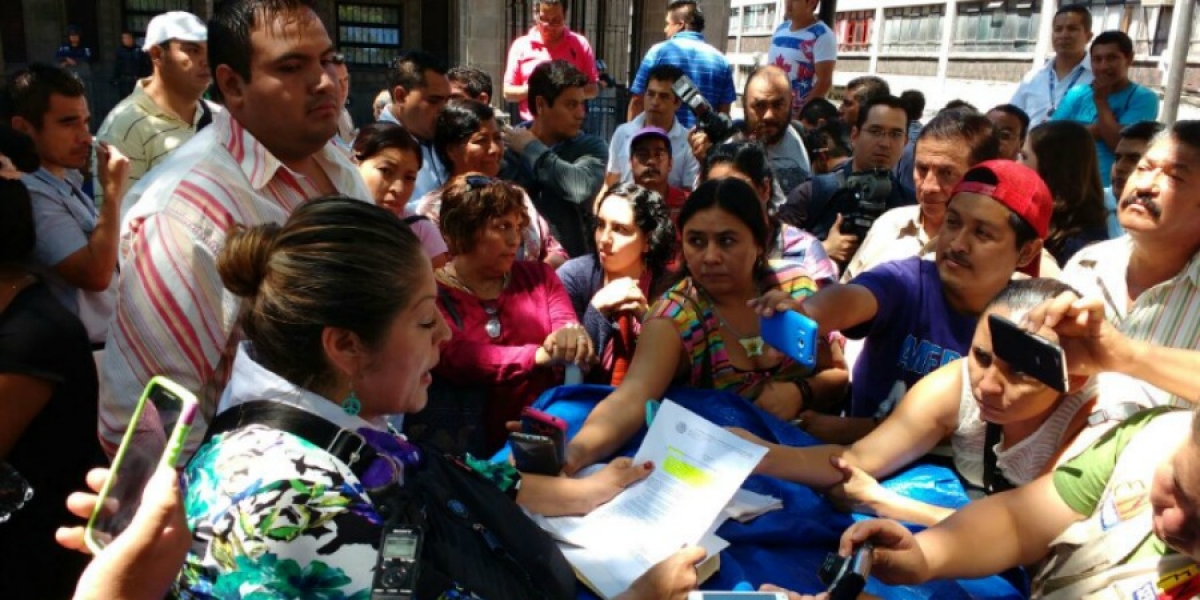 Comerciantes ambulantes se confrontan en el zócalo de Cuernavaca