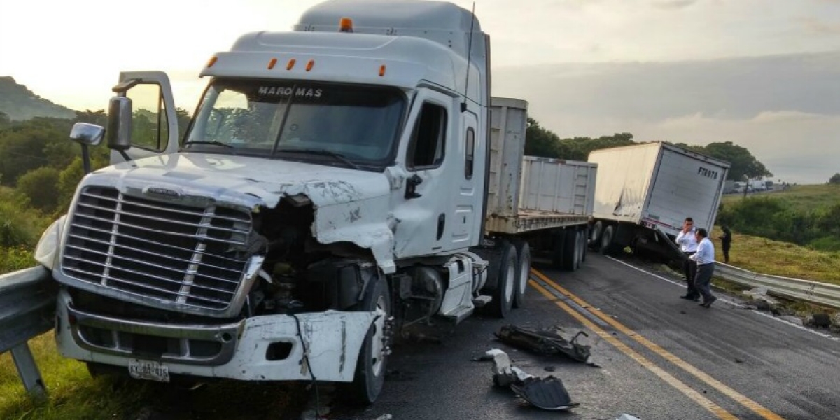 Cierran la autopista La Pera-Cuautla por accidente entre tráiler y camión de carga