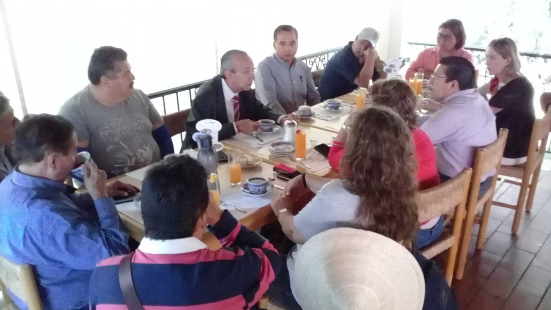 Retiran bloqueo maestros jubilados del Cobaem, tras llegar a acuerdos
