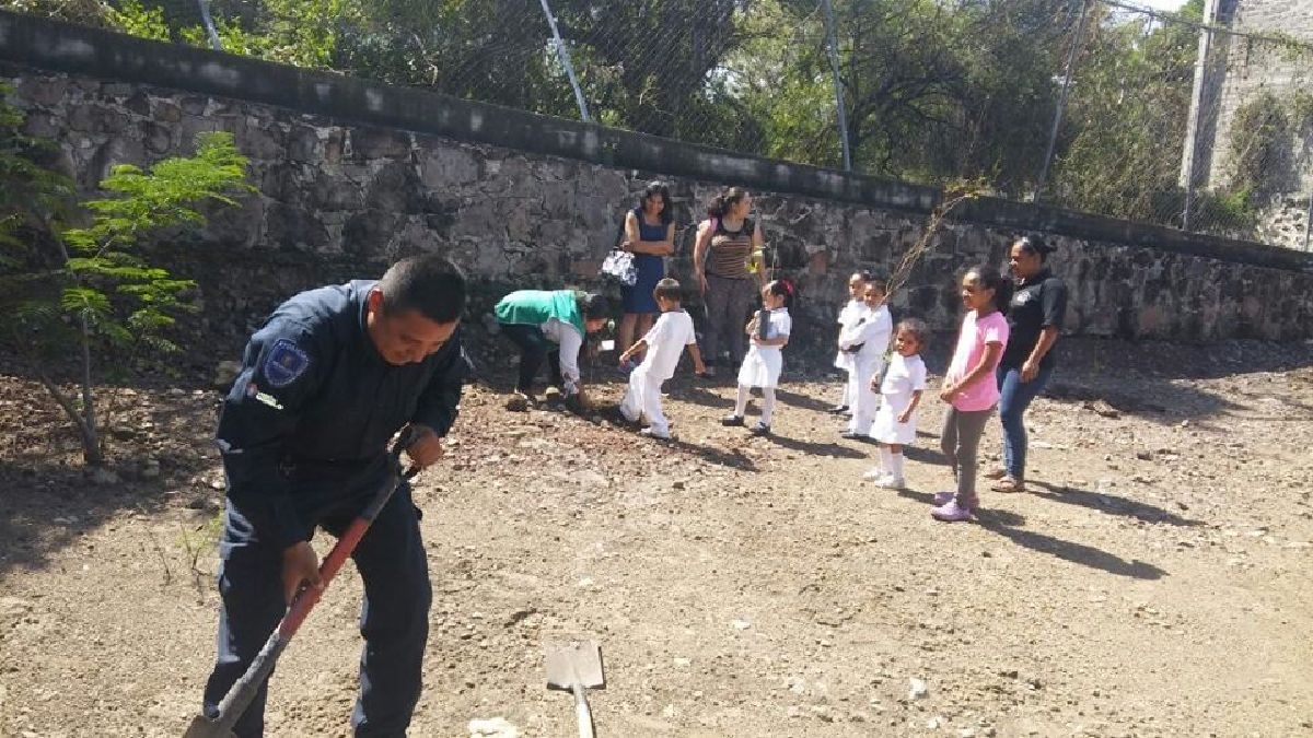 Patrulla Juvenil de Jonacatepec recibe adiestramiento y participa en reforestación