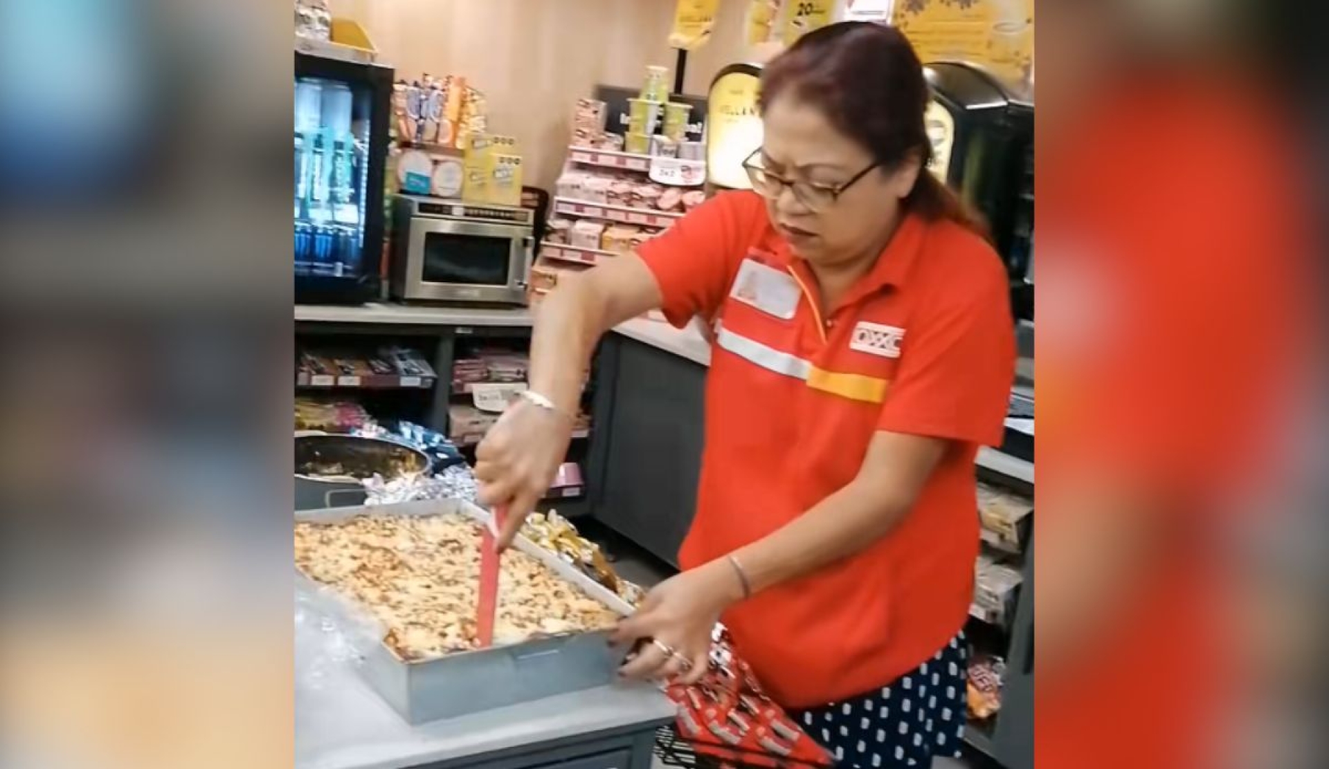 Familia sorprende a trabajadora y celebra Navidad en tienda de gasolinera