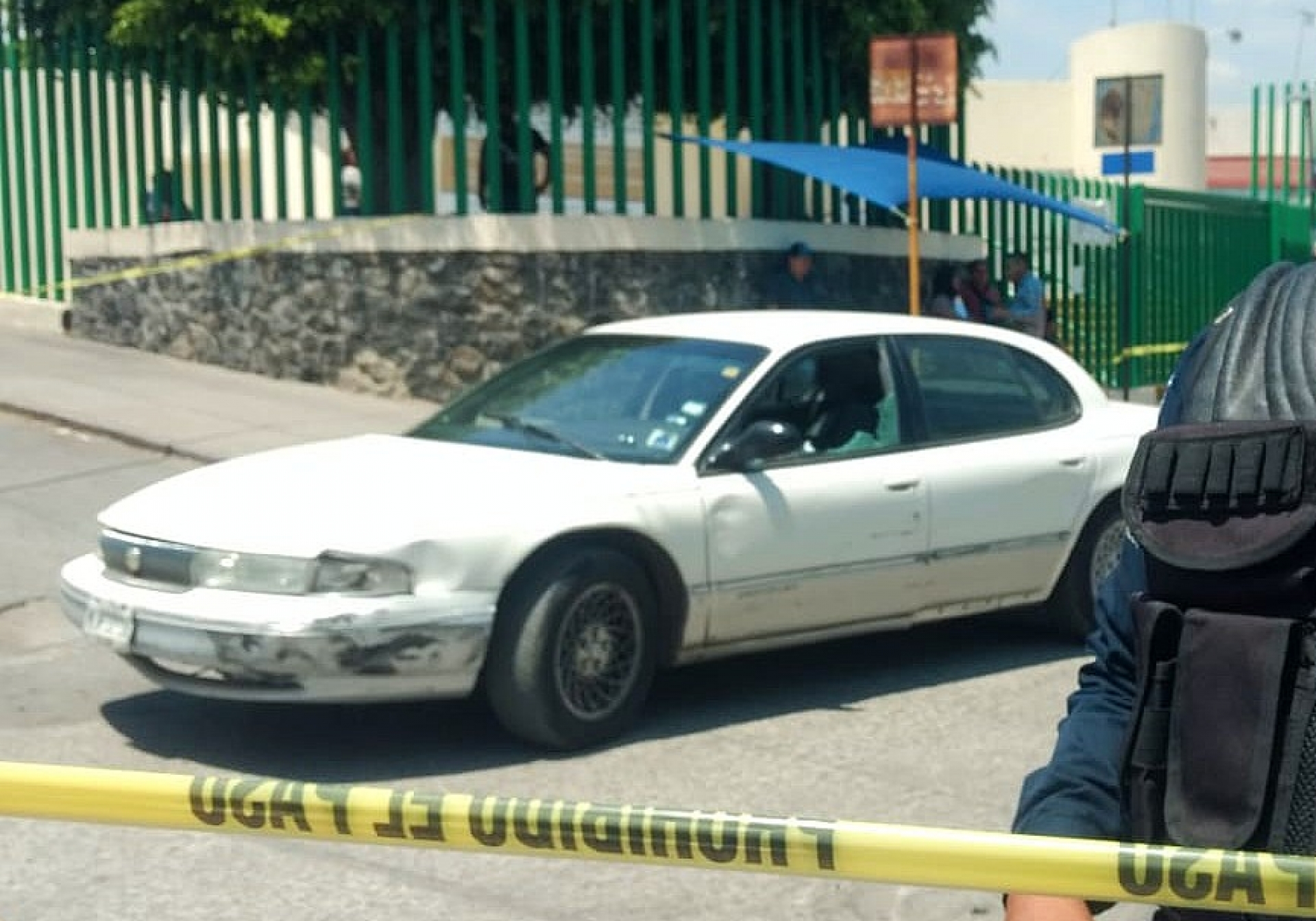 Hieren de un balazo a una mujer en su automóvil, en Civac