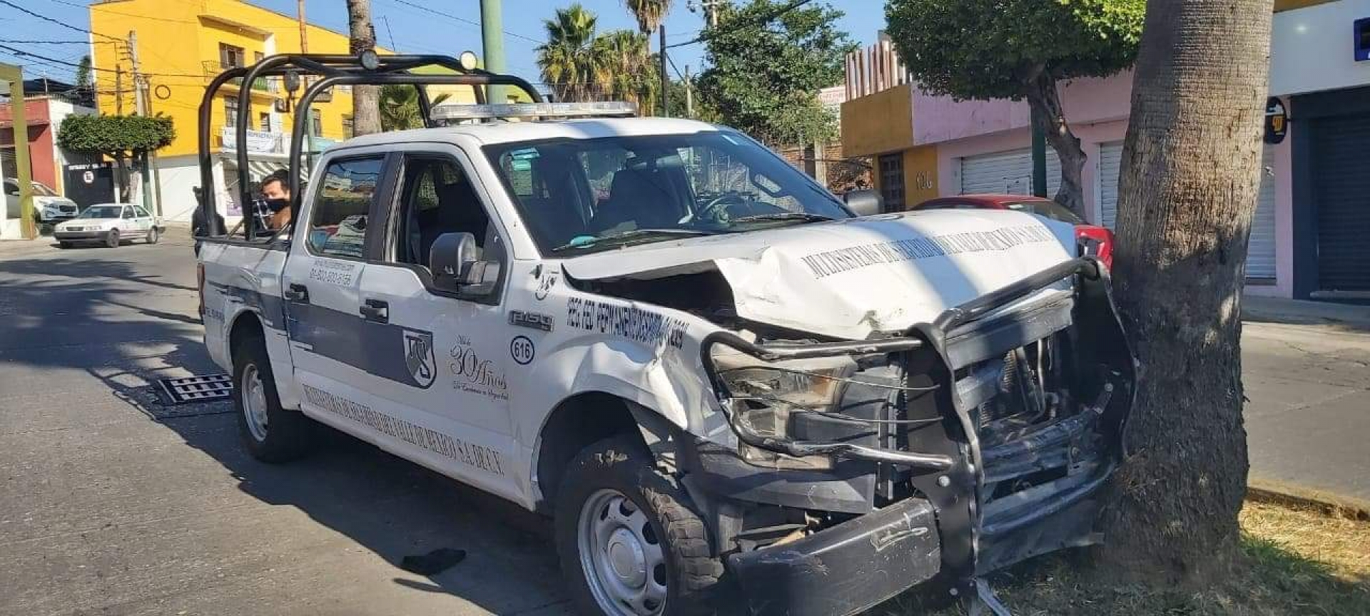 Mujer lesionada tras accidente entre camioneta y taxi en avenida Vicente Guerrero