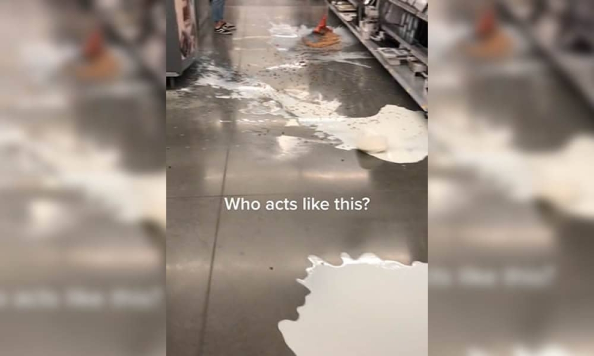 Jóvenes destruyen pasillo de supermercado por no dejarlos filmar