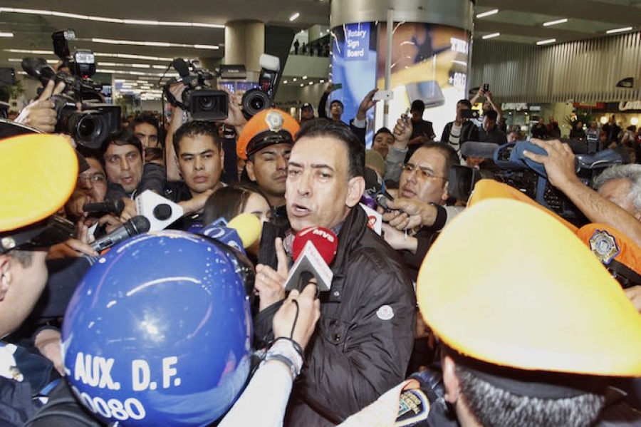Moreira aterriza en México, dice que es inocente