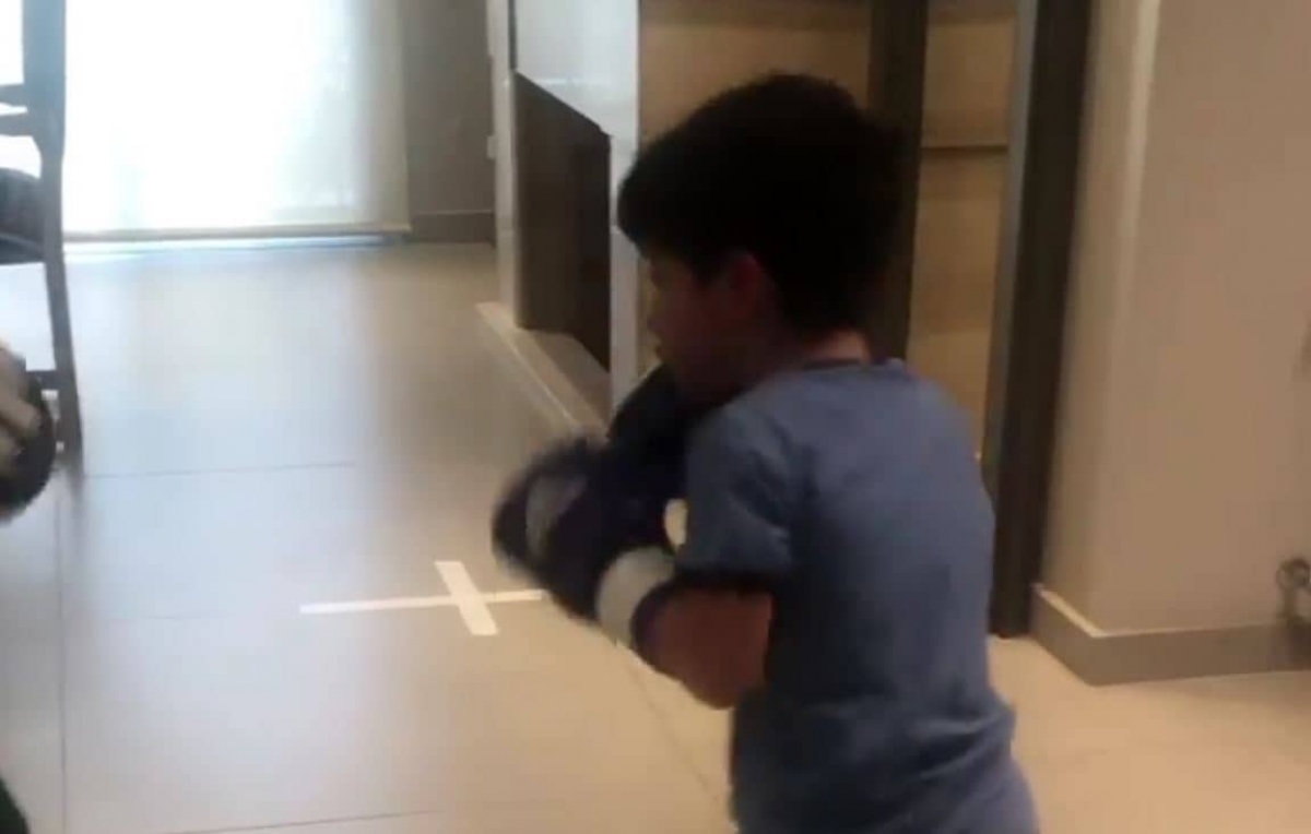 ¡Como campeón! Niño de seis años muestra su técnica para el boxeo