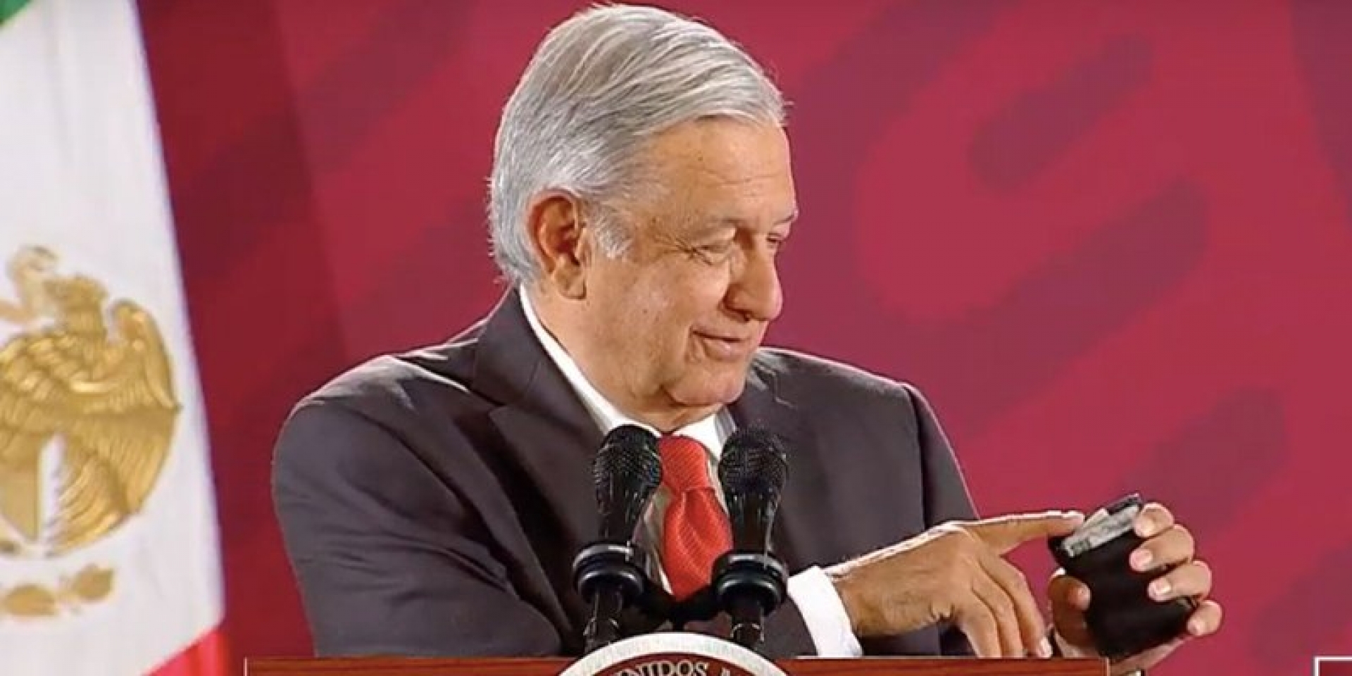 AMLO muestra qué trae en su cartera: 200 pesos, 2 dólares y 1 detente
