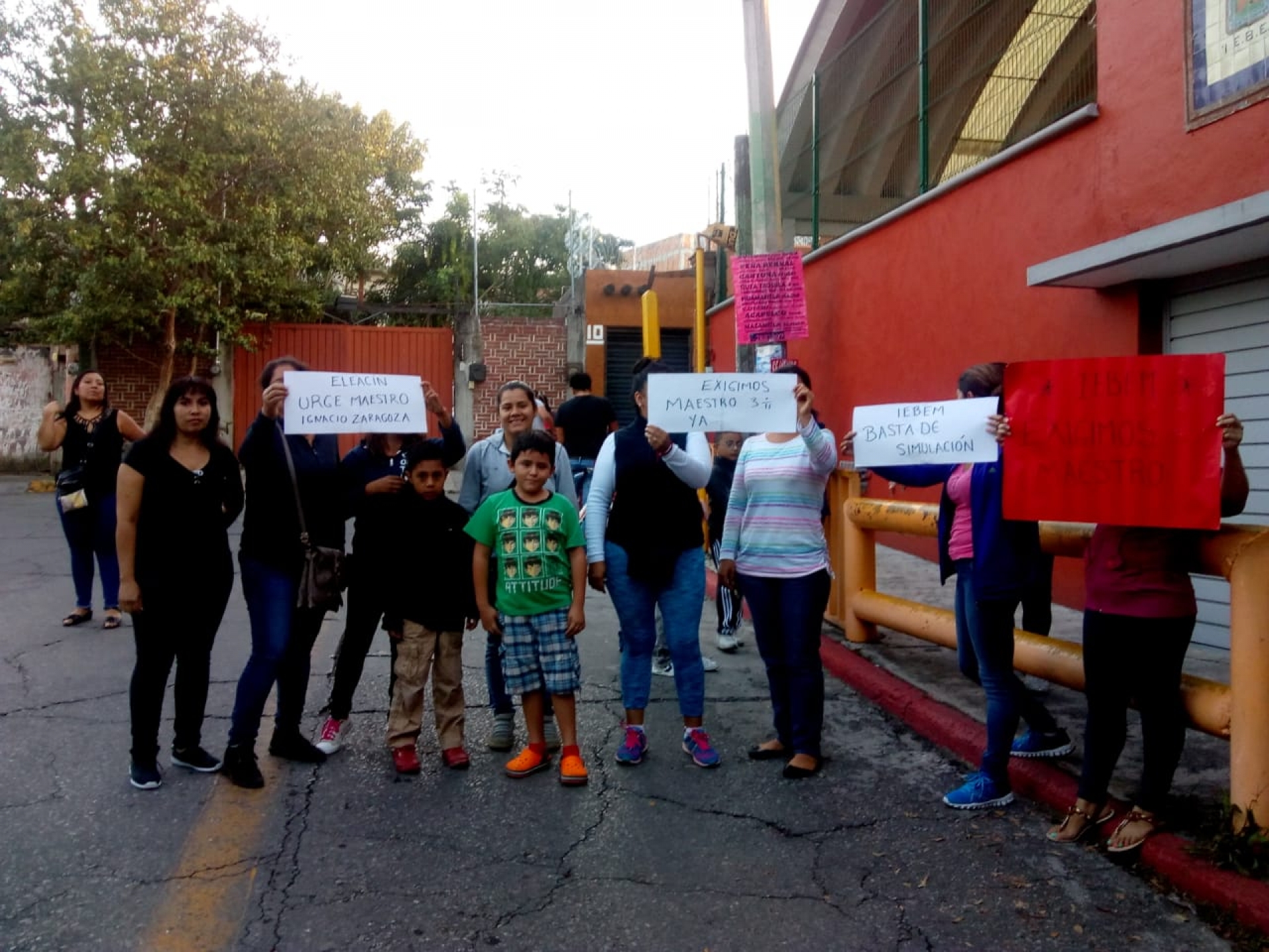 Protestan padres de familia de la primaria 'Ignacio Zaragoza'