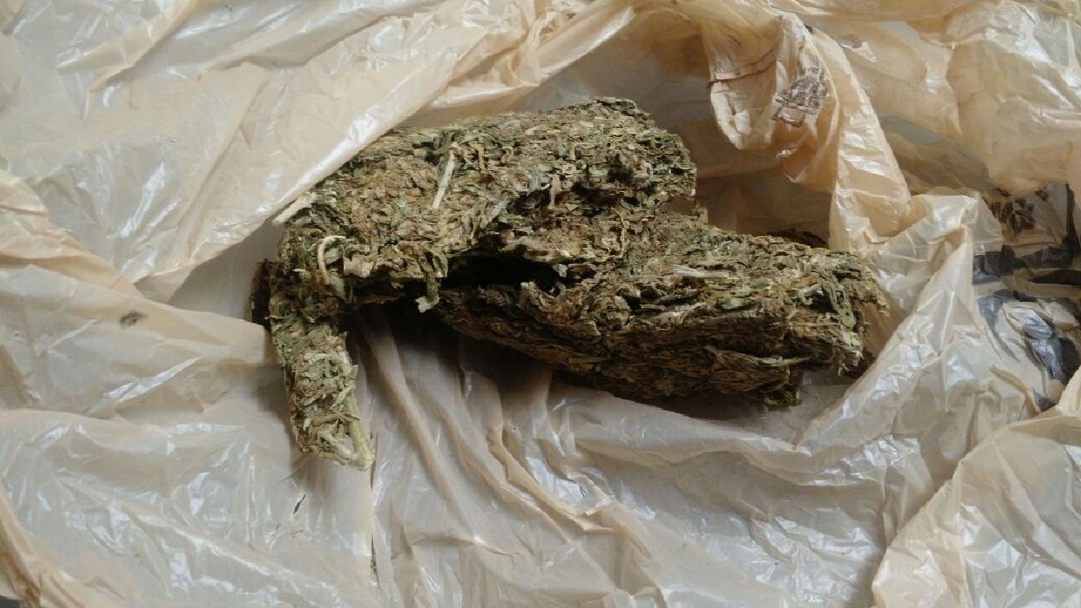 Detienen a un joven en posesión de marihuana y una navaja