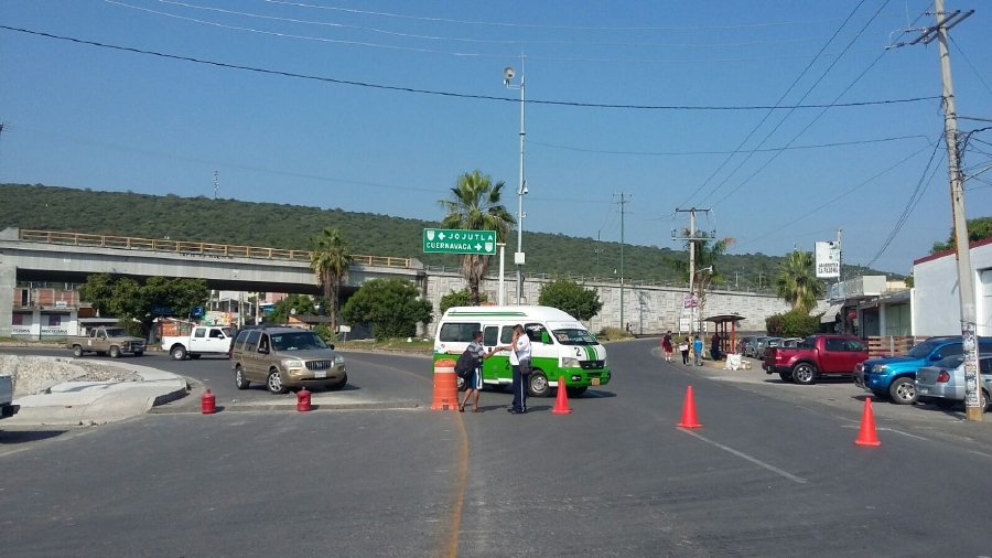 Cierran por varias horas la circulación en el bulevar Cuauhtémoc en Zacatepec