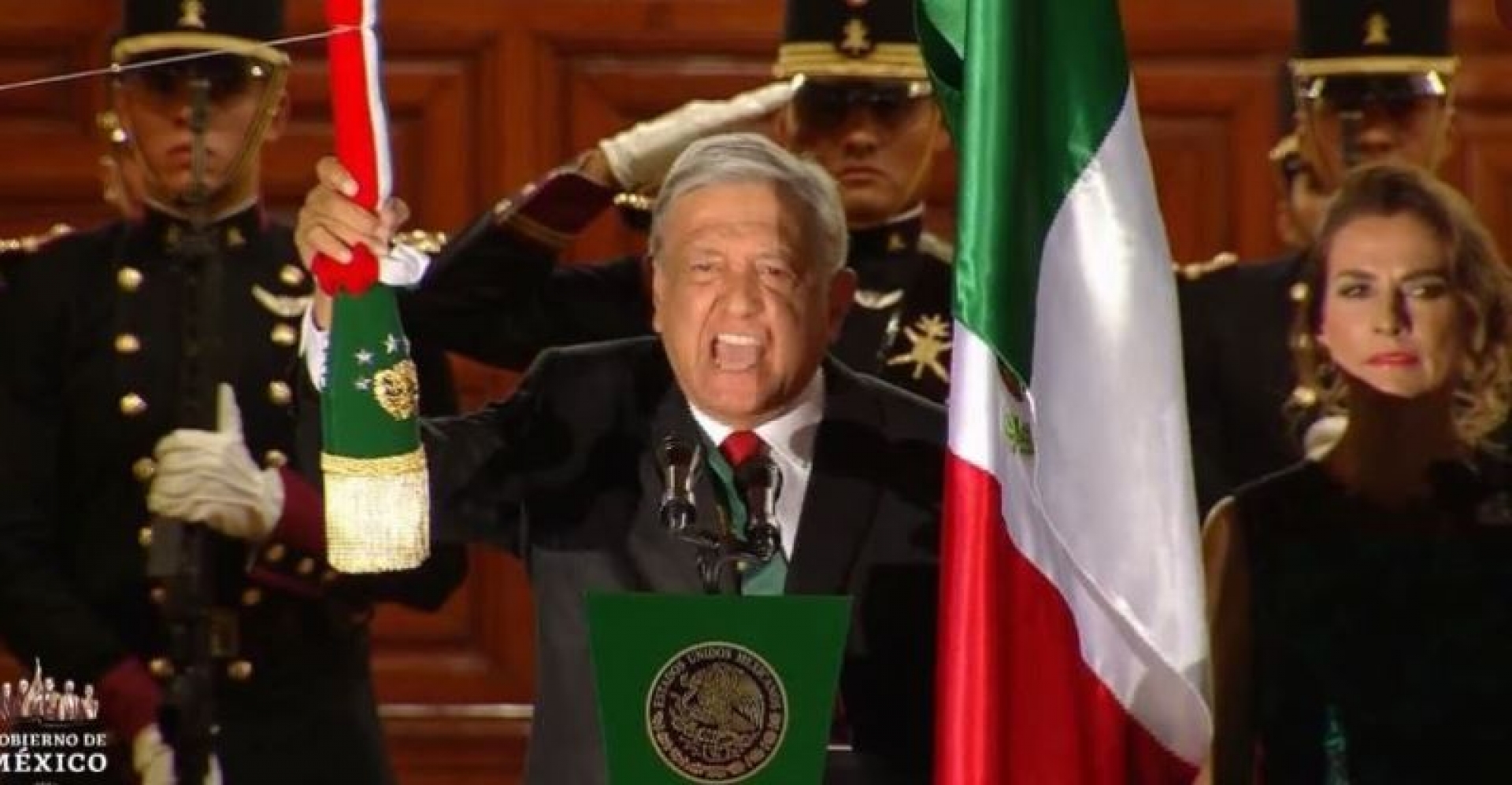«¡Viva el heroico pueblo de México»!, AMLO da grito de Independencia