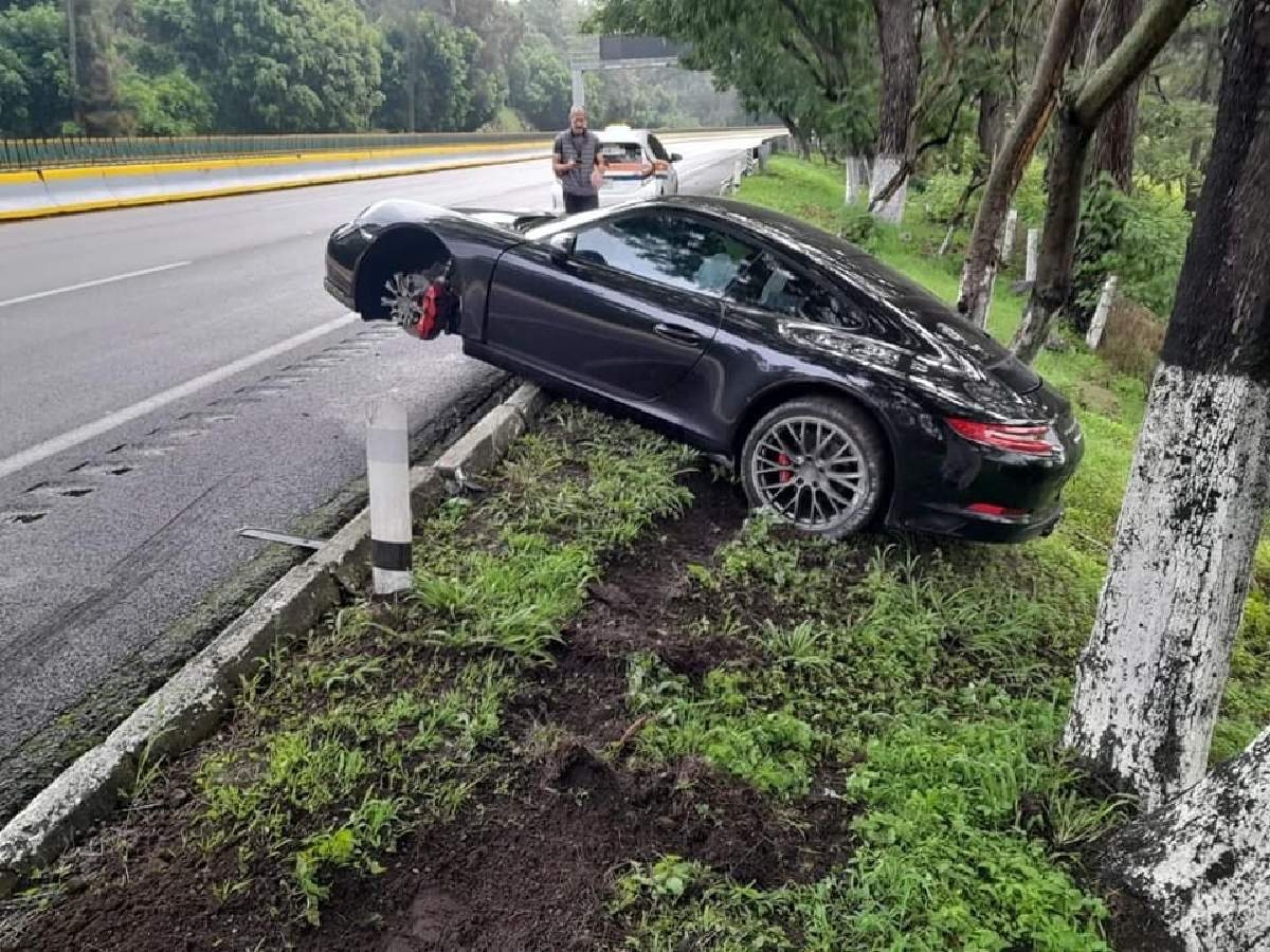 Auto de lujo termina fuera de la autopista y sin llanta