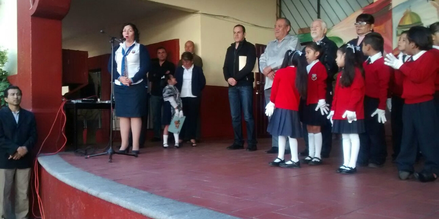 Asiste Cuauhtémoc Blanco a la ceremonia de Honores a la Bandera en la escuela primaria Benito Juárez