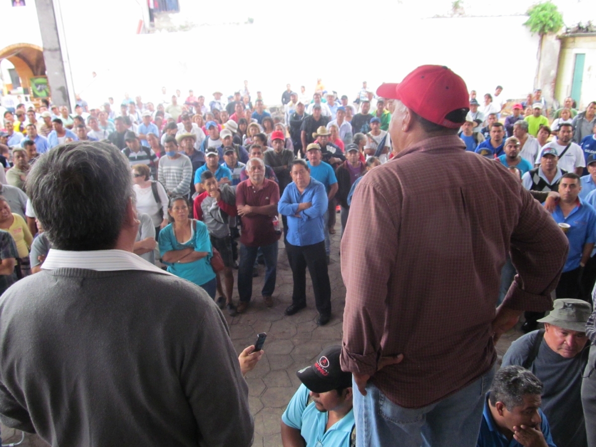 Transportistas de la región sur se suman al plantón del FAM en Cuernavaca