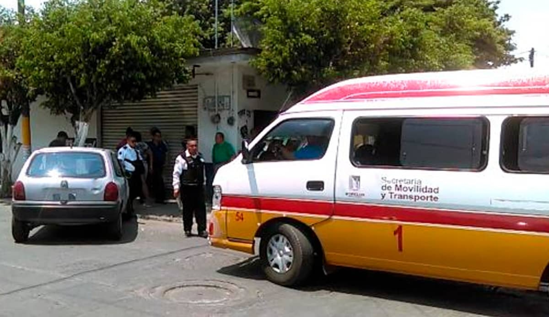 Se impacta ruta contra un árbol en el municipio de Jojutla