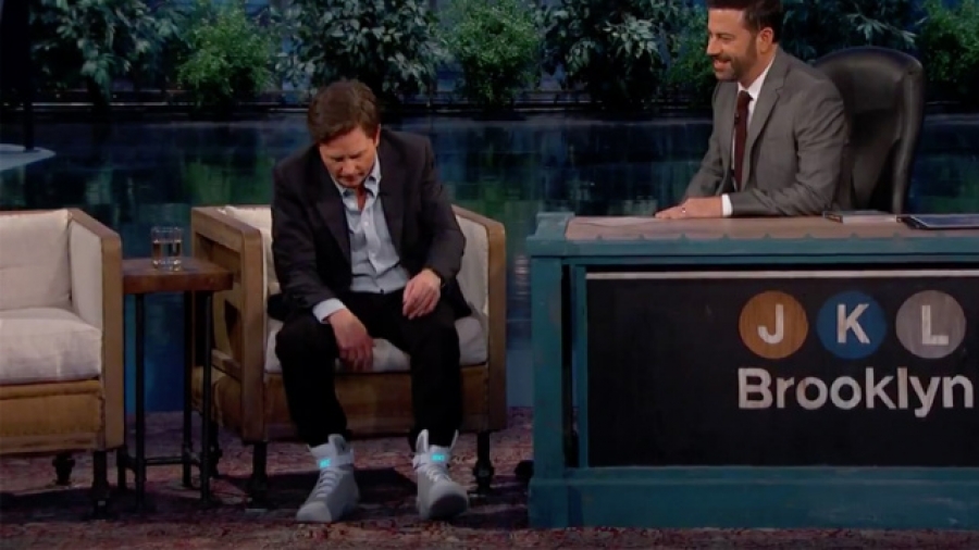 Michael J. Fox muestra como funcionan los tenis autoajustables en video