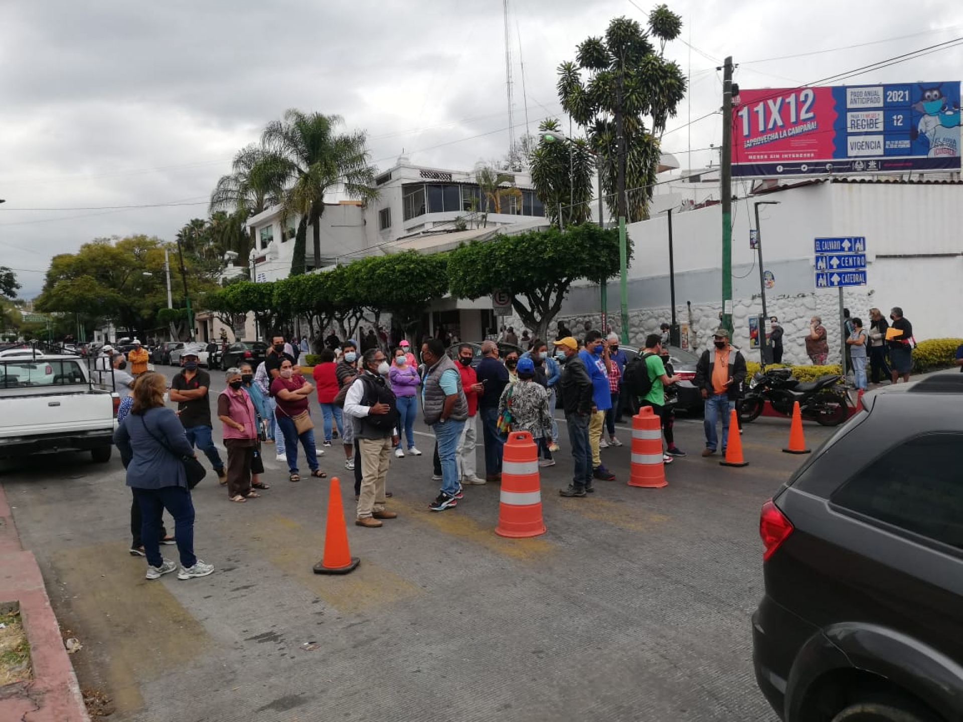 Protestan vecinos de la colonia Antonio Barona en SAPAC, en avenida Morelos