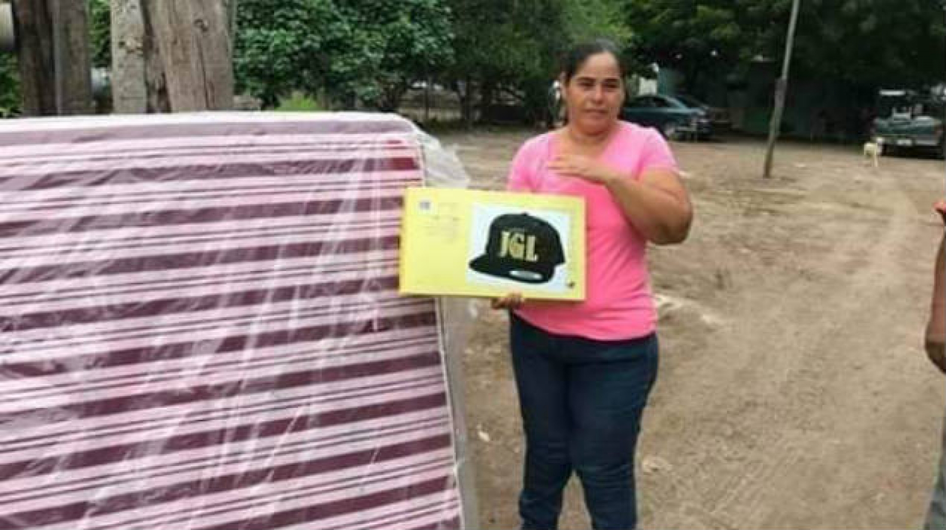 FOTOS: En Sinaloa reparten colchones a damnificados a nombre de “El Chapo” Guzmán