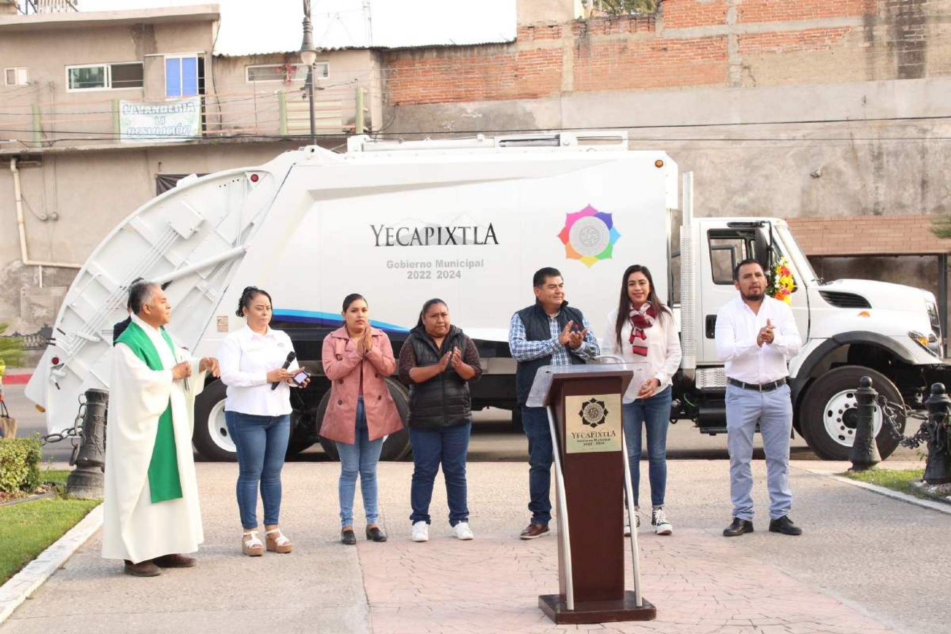 Con nuevo camión, refuerzan servicio de recolección de basura en Yecapixtla