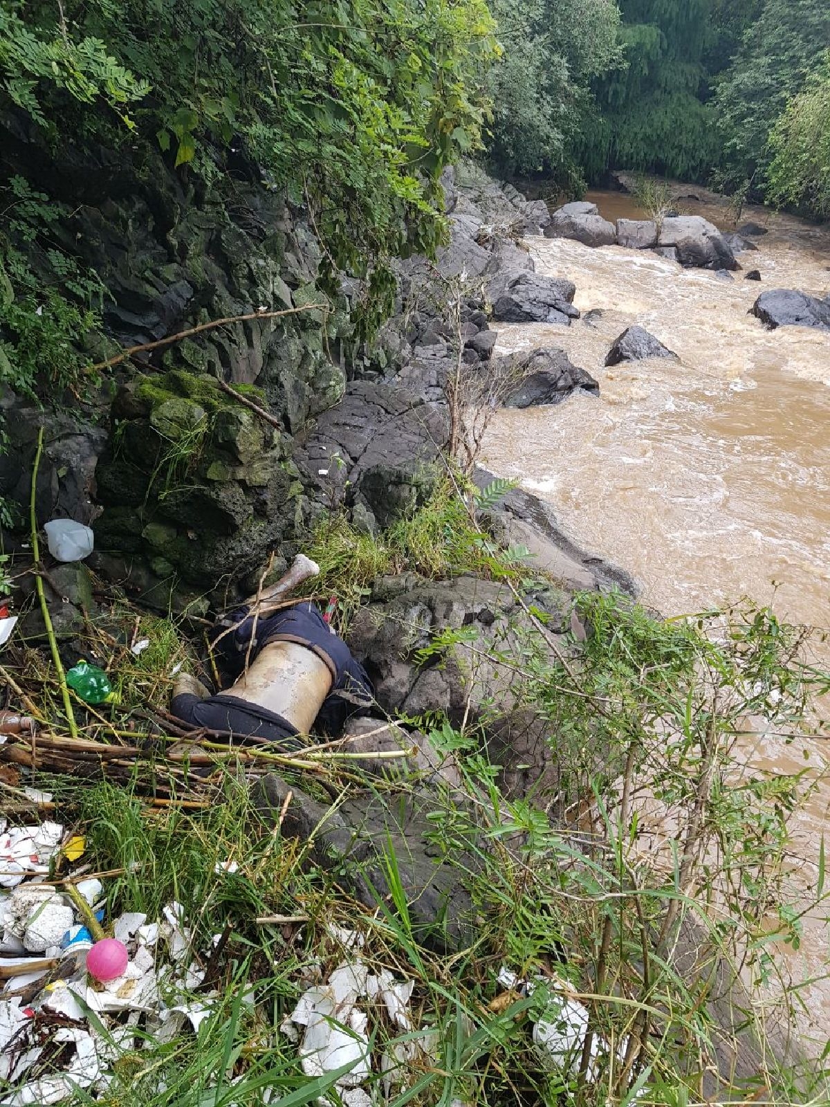 Localizan un cadáver a orillas de una barranca
