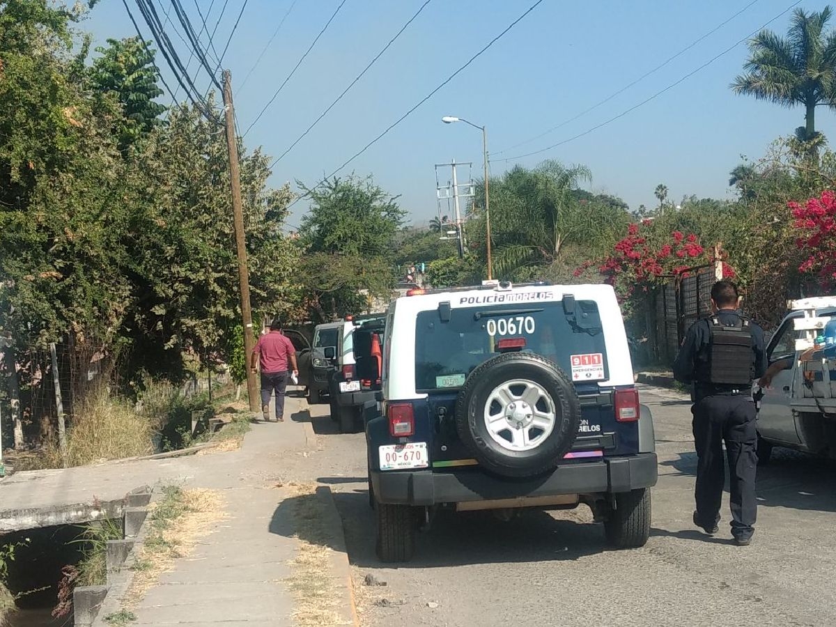 Hallan muerto a un hombre en un canal de riego, en Temixco
