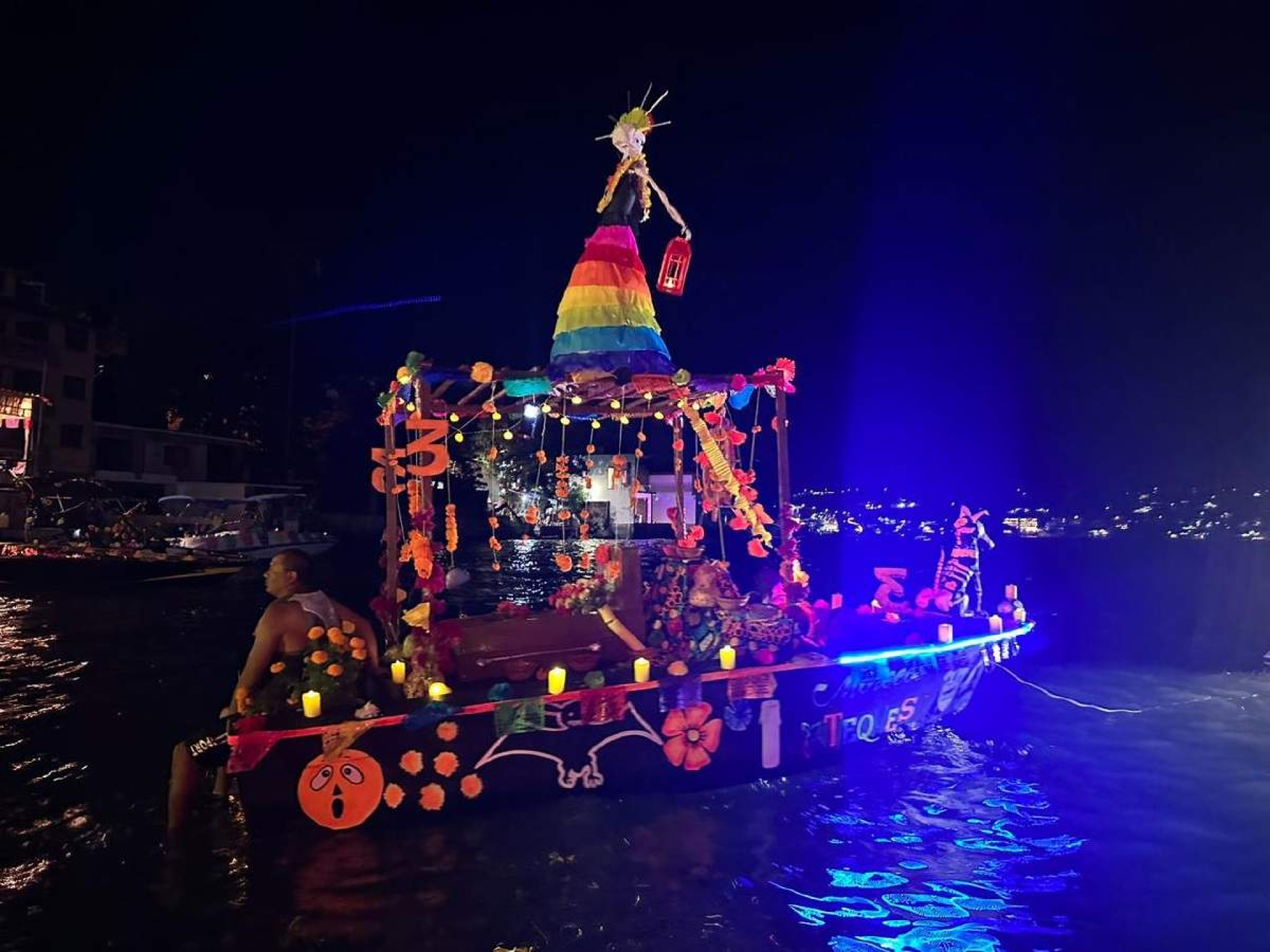 Ofrecen espectáculo de altares flotantes en Tequesquitengo
