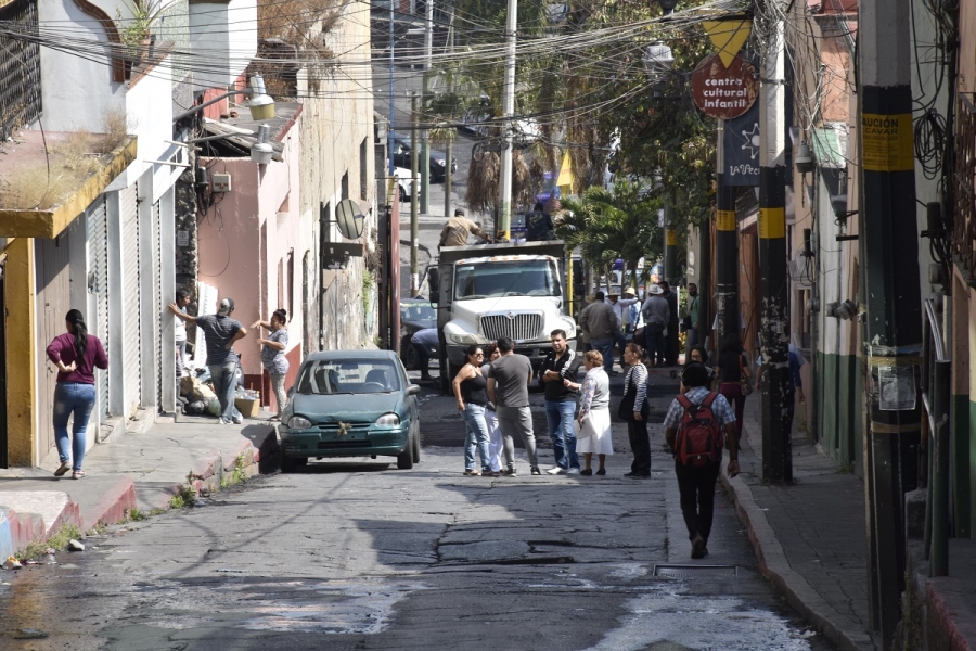 Vecinos de la calle Amador Salazar impiden asfaltado, piden reparación profunda
