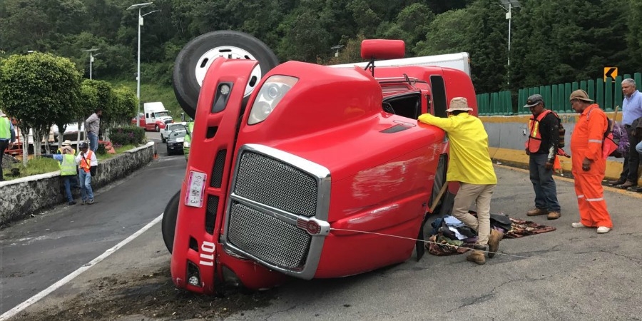 Se registra volcadura de tráiler en la autopista México-Cuernavaca