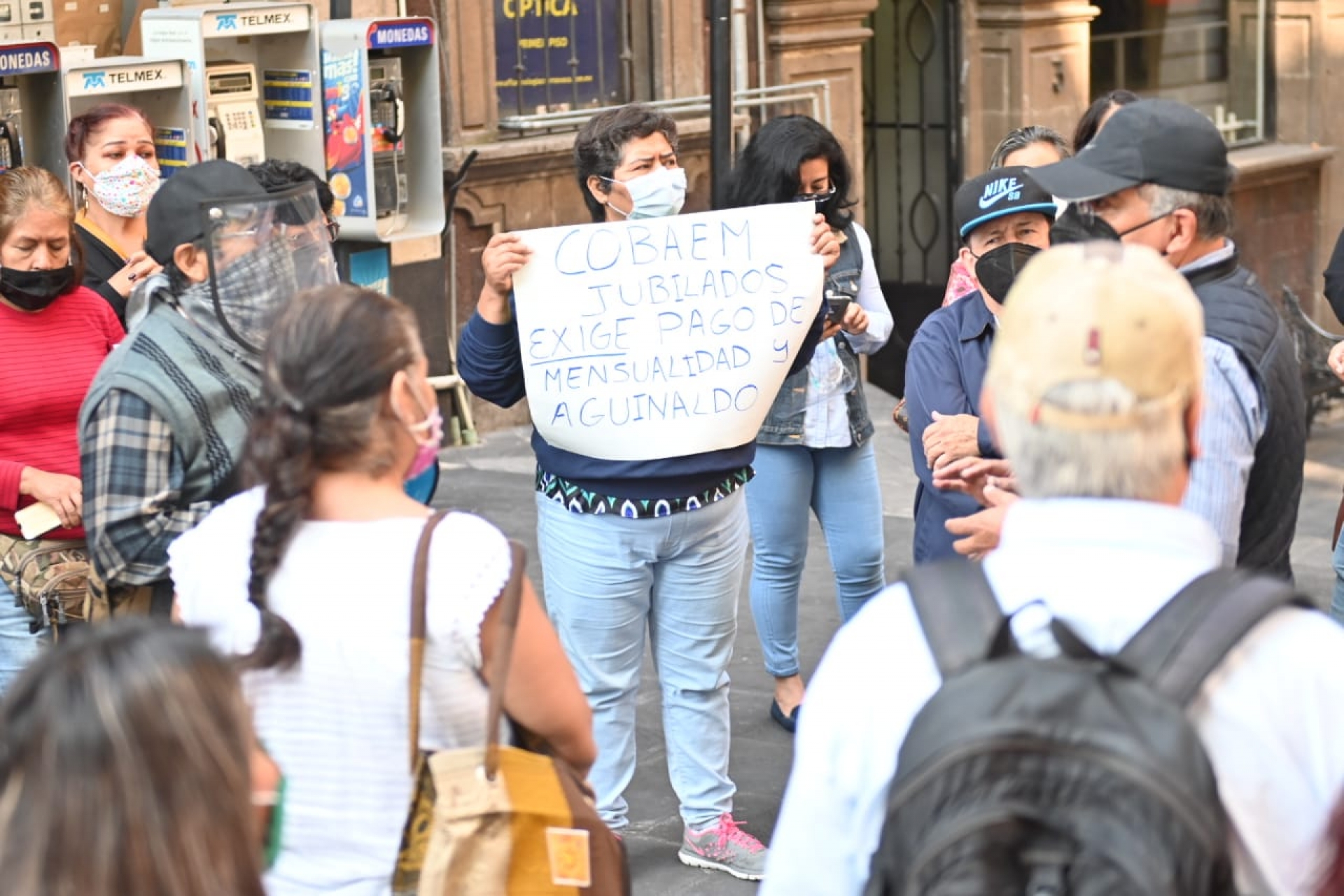 Jubilados del Cobaem exigen pago de pensiones, y aguinaldo puntual