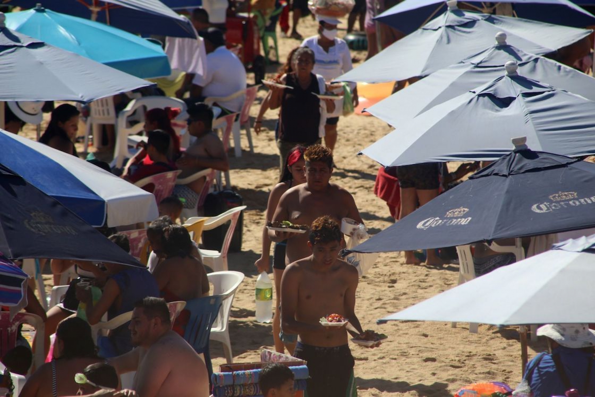 Acapulco se viste de naranja tras gran afluencia de vacacionistas