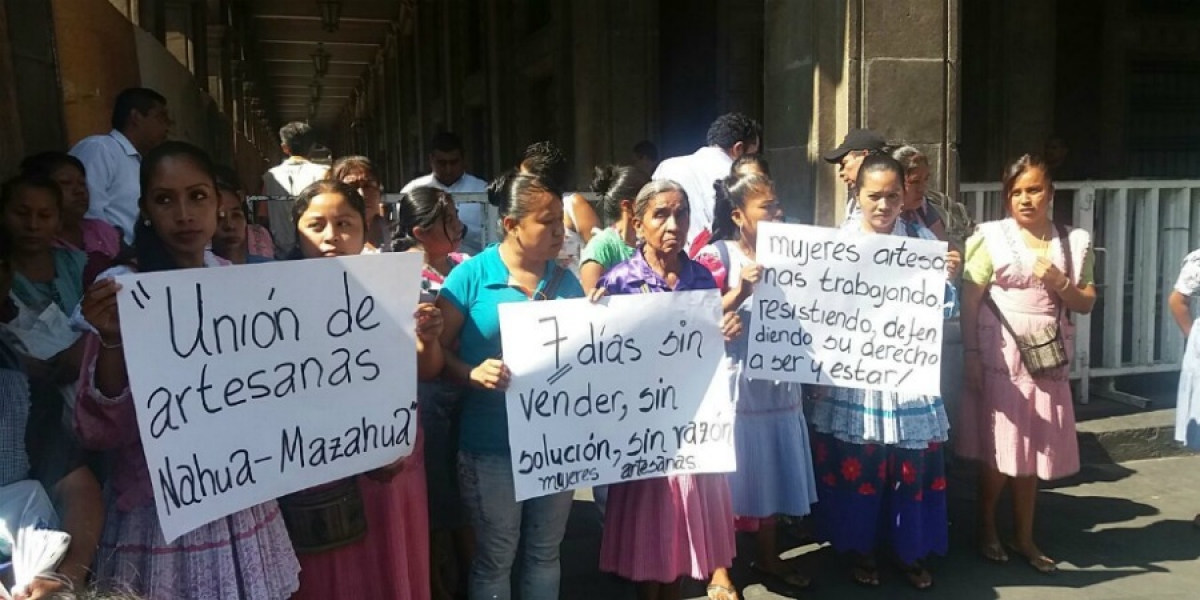 Mujeres artesanas se manifiestan en el centro de Cuernavaca