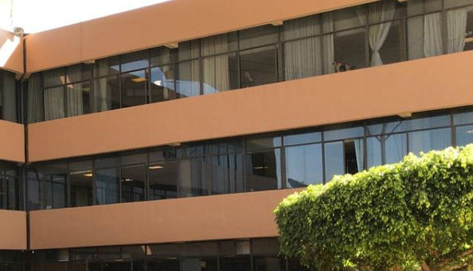 Cita IEBEM a director de primaria 'Julio Rodas García', tras protesta de padres de familia