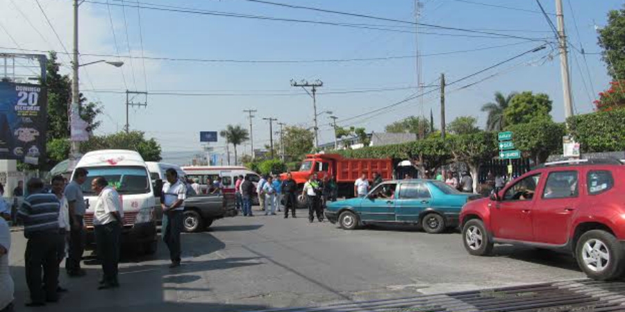 Bloquean transportistas accesos a Jojutla; demandan revisar el tema de los mototaxis