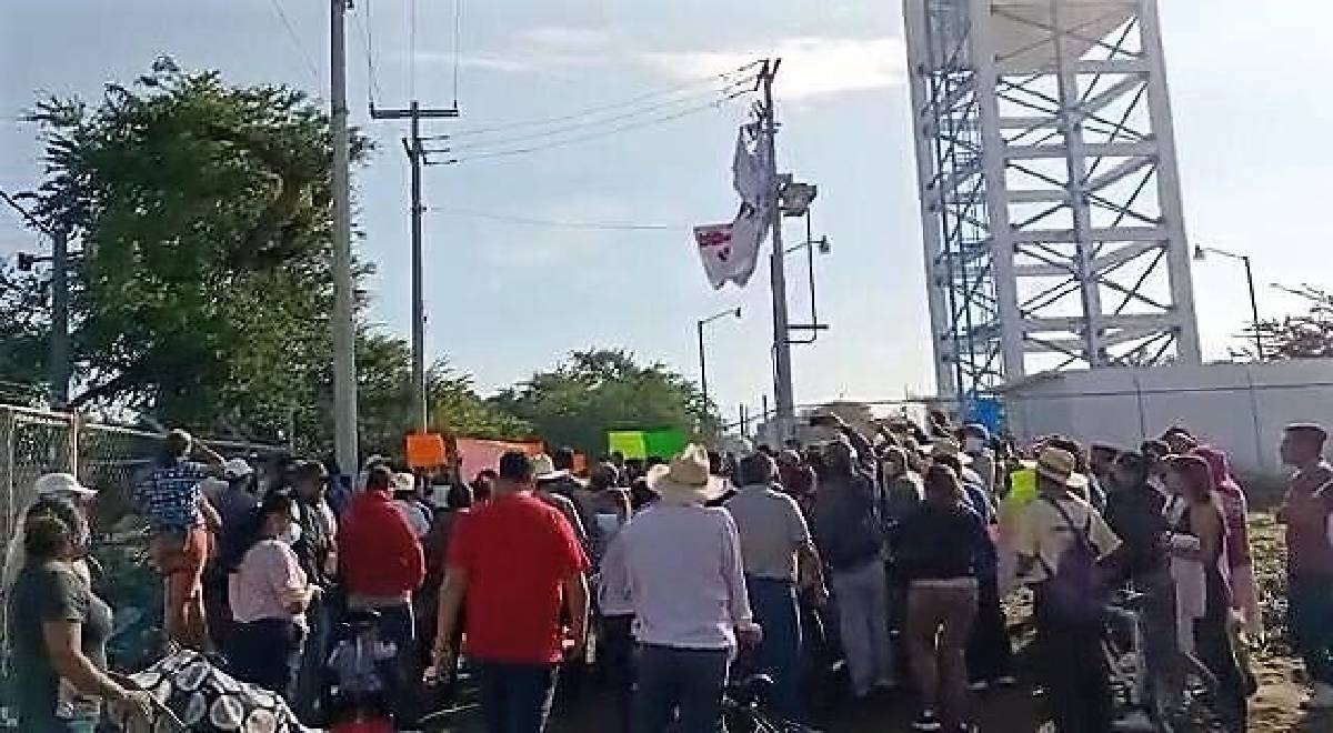 Vecinos de Tetelcingo toman pozo de agua potable