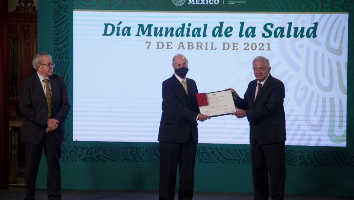 AMLO entregó premios al Mérito 2021 a trabajadores de la salud