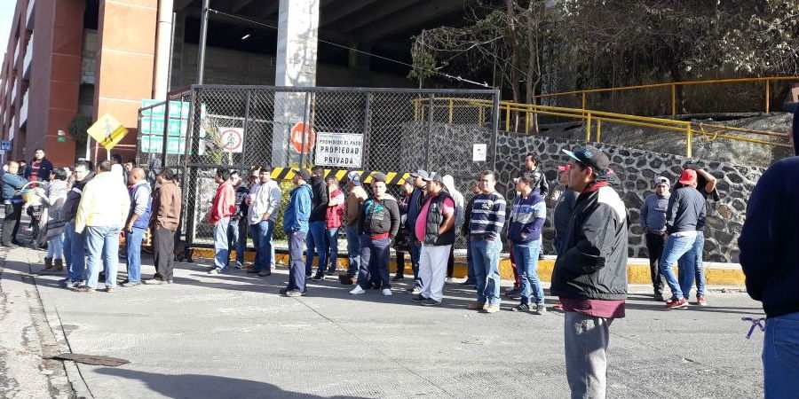 Se manifiestan trabajadores de empresa llantera