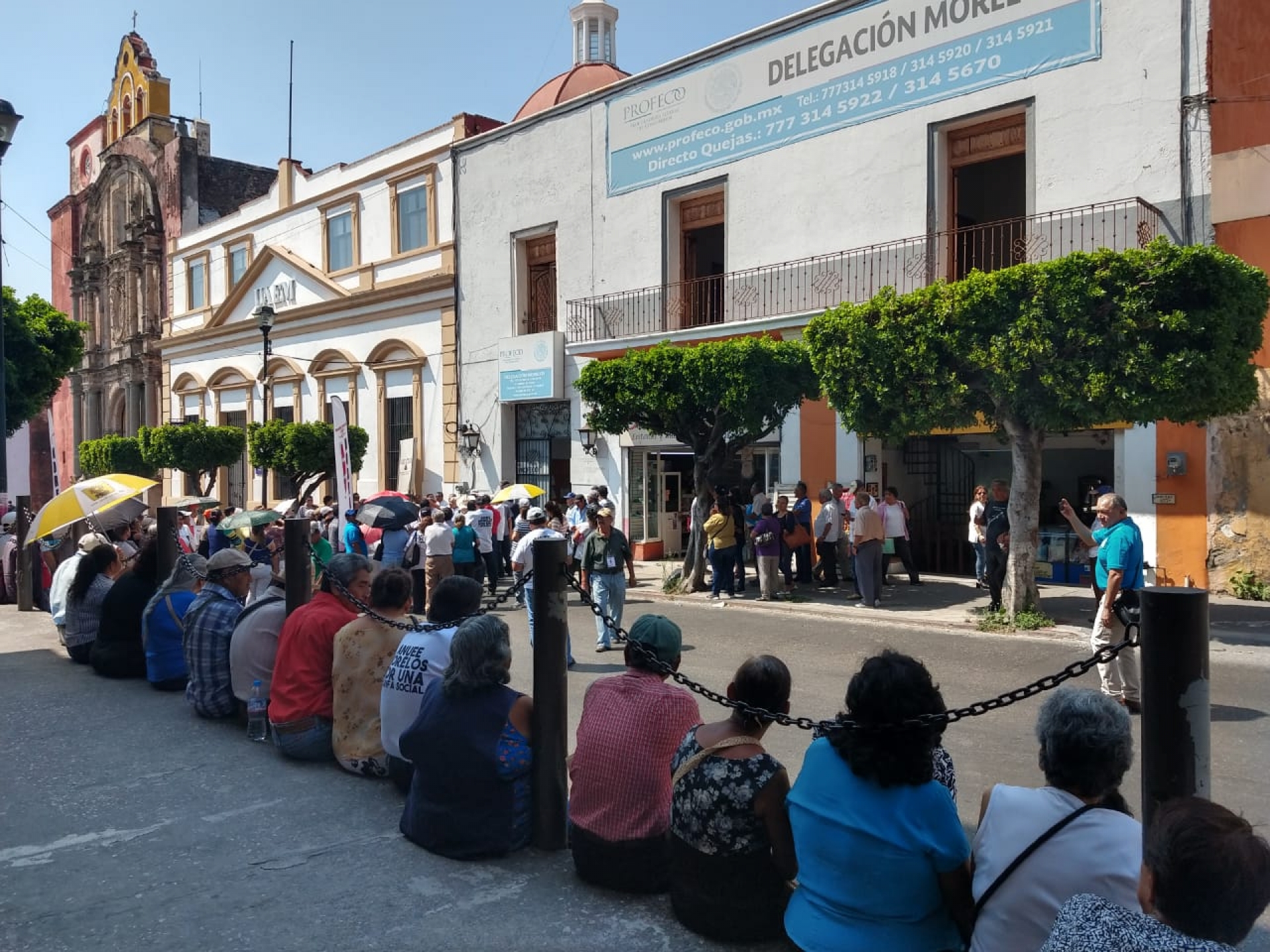 Se manifiesta la ANUEE en la delegación de la Profeco